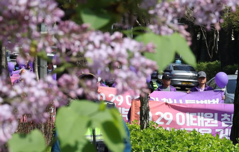 10·29 이태원 참사 유가족과 시민대책회의가 제22대 국회의원선거를 하루 앞둔 9일 오후 서울 용산구 이태원역 1번 출구 앞에서 출발해 서울광장에 마련된 이태원참사 합동분향소를 향해 행진하고 있다. 백소아 기자