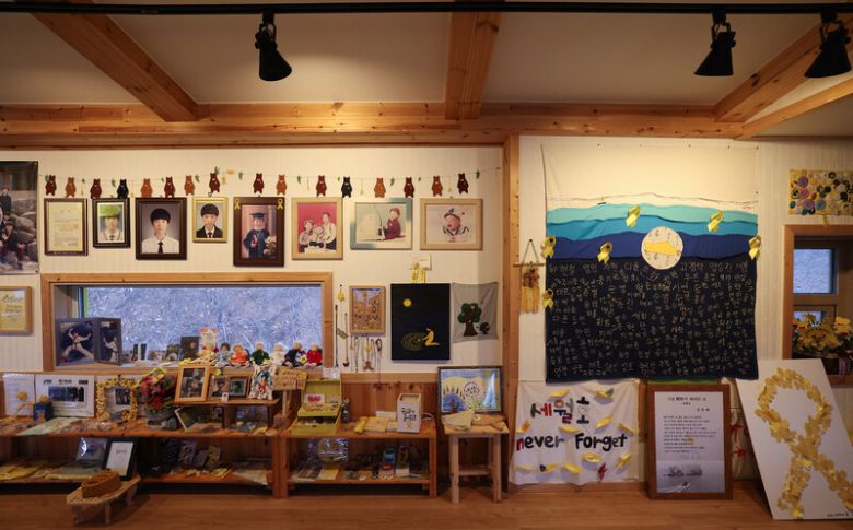 권순범 학생 엄마 최지영씨가 충남 홍성 자택 2층에 꾸린 기억관. 지난 10년 동안 시민들로부터 받은 각종 세월호 관련 물건과 아들의 사진 등을 모아 꾸몄다. 김정효 기자