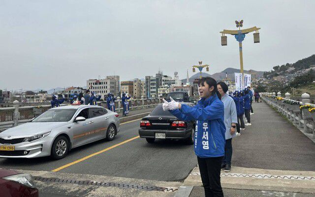 경남 밀양·의령·함안·창녕에 출마한 우서영 민주당 후보가 선거운동을 하고 있다. 후보자 페이스북 갈무리