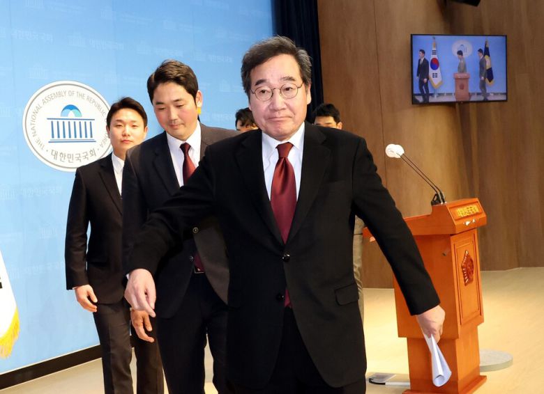 이낙연 전 국무총리가 11일 국회 소통관에서 기자회견을 열고 탈당 및 신당 창당을 선언한 뒤 회견장을 나서고 있다. 김봉규 선임기자 bong9@hani.co.kr