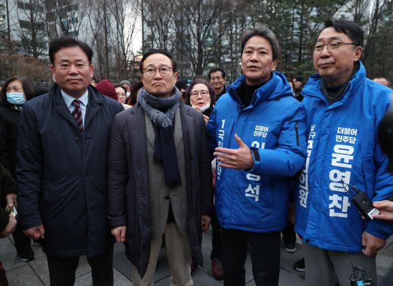 공천에서 배제된 임종석 전 청와대 비서실장이 28일 서울 성동구 왕십리역 앞에서 지지 방문을 한 의원들과 함께 인사말을 하고 있다.왼쪽부터 송갑석,홍영표,임 실장,윤영찬 의원. 강창광 선임기자 chang@hani.co.kr