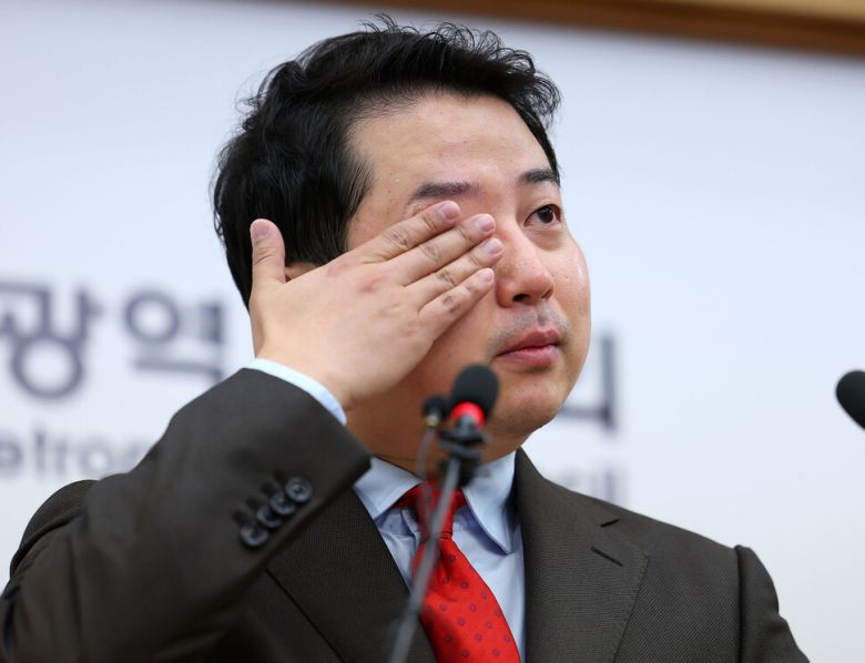 ‘막말 논란’으로 부산 수영구 공천이 취소된 장예찬 전 국민의힘 청년최고위원이 18일 오후 부산 연제구 부산시의회에서 기자회견을 열고 눈물을 닦고 있다. 장 전 청년최고위원은 무소속 출마를 선언했다. 연합뉴스