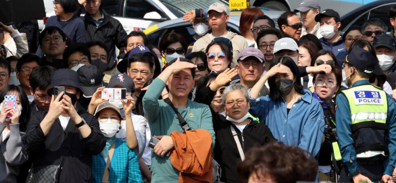 7일 오후 서울 양재역 12번출구 앞에서 열린 민주당 선거유세를 바라보는 시민들. 김경호 선임기자 jijae@hani.co.kr