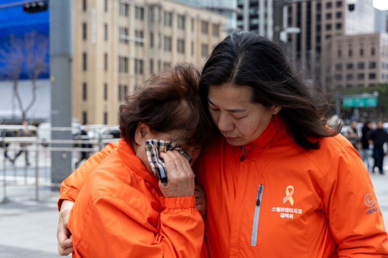 2024년 3월26일 서울 종로구 광화문광장에서 ‘스텔라데이지호 침몰 참사 7주기’ 기자회견이 열렸다. 실종된 허재용 이등항해사의 누나 허경주씨(왼쪽)와 어머니 이영문씨. 박승화 선임기자