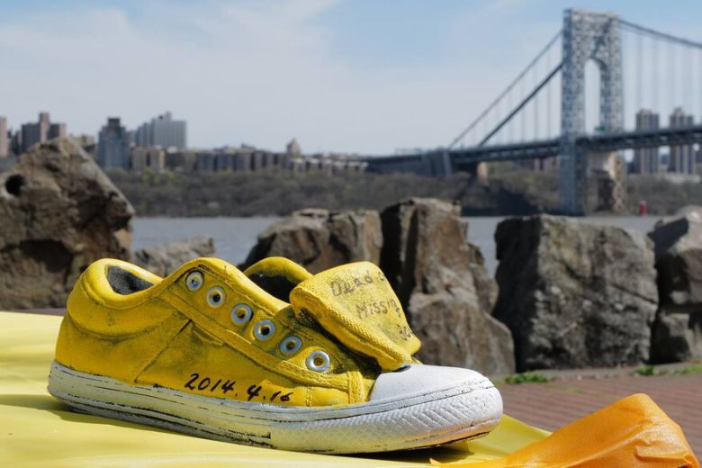 미국 뉴욕 뉴저지에서도 14일(현지시각) ‘세월호 10주기 추모 행사’가 열렸다. 노란 신발 뒤로 멀리 조지 워싱턴 다리가 보인다. 김대종씨 제공