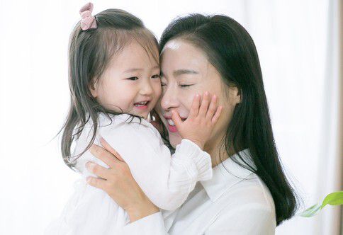 짧은 순간의 포옹을 여러차례 하는 것이 긴 시간 마사지를 받는 것보다 더 효과가 클 수 있다. 게티이미지뱅크