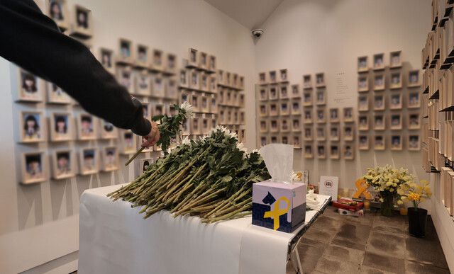 16일 서울 중구 서울시의회 앞 세월호 기억공간에서 열린 세월호 참사 10주기 시민 기억식에서 한 시민이 헌화를 하고 있다. 연합뉴스