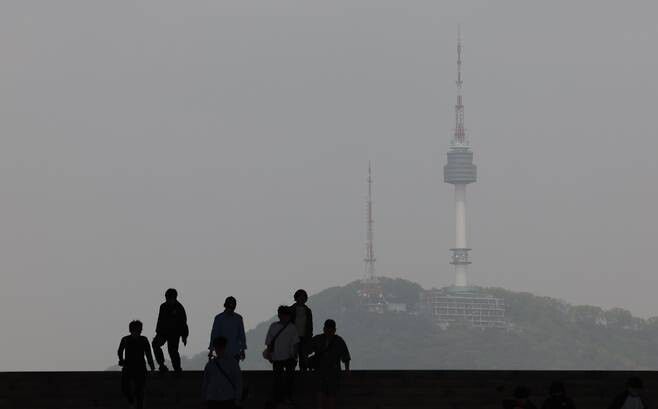 미세먼지 농도가 ‘나쁨’을 기록한 16일 서울 남산 일대가 뿌옇게 보인다. 연합뉴스