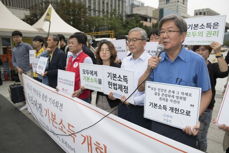 2017년 8월30일 서울 종로구 광화문광장에서 열린 ‘기본소득 개헌운동 출발 기자회견’에서 홍세화 장발장은행장이 새 헌법에 ‘기본소득’이 명시되어야 한다고 발언하고 있다. 한겨레 자료사진