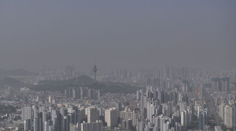 황사 영향으로 대구 지역 미세먼지 농도가 \'매우 나쁨\' 수준을 보인 18일 대구 도심이 미세먼지로 뿌옇게 보인다. 연합뉴스
