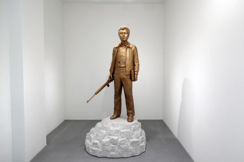 광주광역시 광산구 임곡동 천동마을 민주커뮤니티센터 ‘윤상원 기념관’ 1층에 설치된 ‘5·18시민군 대변인’ 윤상원 열사 전신상. 광주 광산구 제공