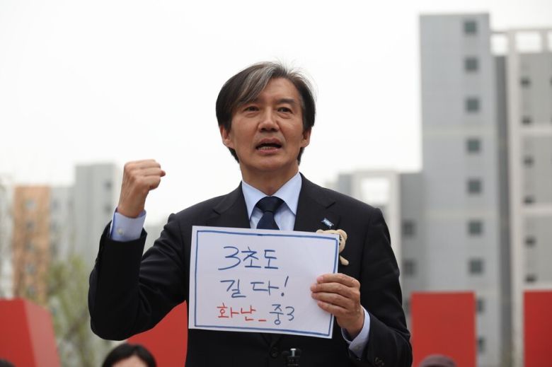 조국 조국혁신당 대표가 지난 8일 경기 성남시 위례중앙광장에서 시민들과 만나고 있다. 강창광 선임기자 chang@hani.co.kr