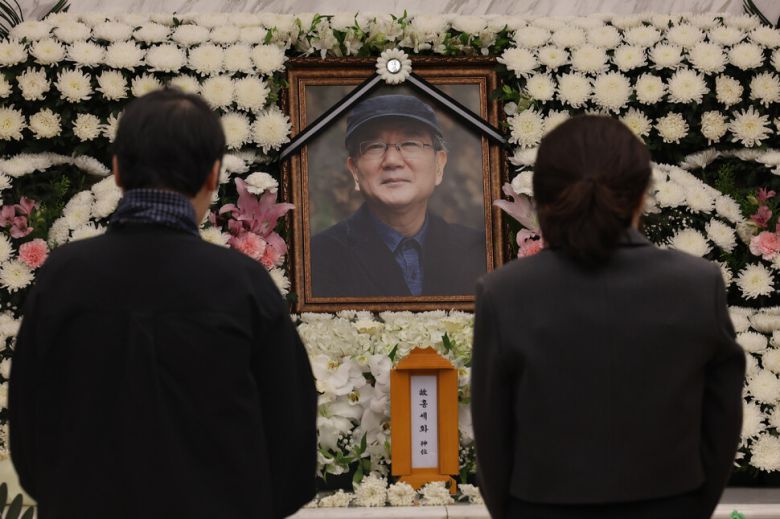 조문객들이 19일 오전 홍세화 선생의 빈소가 마련된 서울 서대문구 세브란스병원 장례식장에 찾아와 묵념하고 있다. 김영원 기자 forever@hani.co.kr