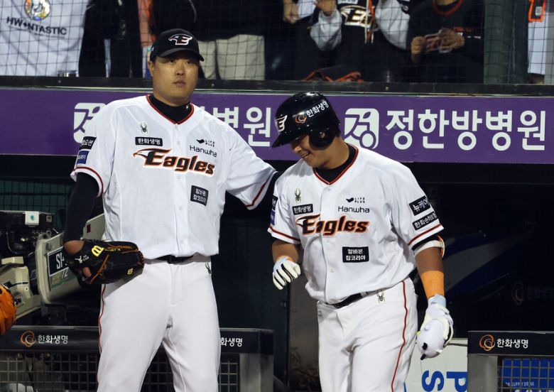 한화 이글스 류현진이 30일 대전 한화생명이글스파크에서 열린 2024 KBO리그 에스에스지 랜더스와 경기에서 3회말 만루 홈런을 친 노시환의 어깨를 두드리고 있다. 연합뉴스