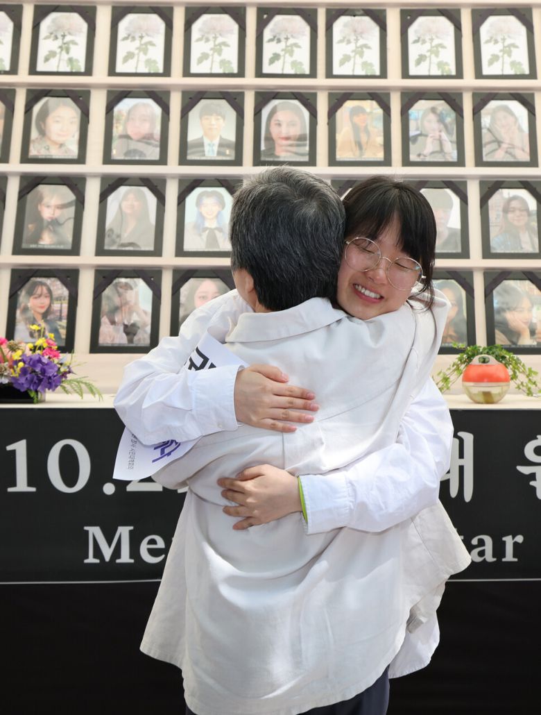 행사가 끝난 뒤 유가족과 청년이 서로를 껴안아 주고 있다. 신소영 기자