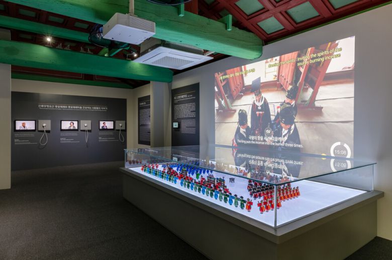 다시 열린 종묘 향대청 전시관 지오실. 조선 국왕이 직접 참여하는 종묘제례 광경을 레고블록들로 재현한 콜린진 작가의 협업 작품이 진열되어 있다. 문화재청 궁능유적본부 제공