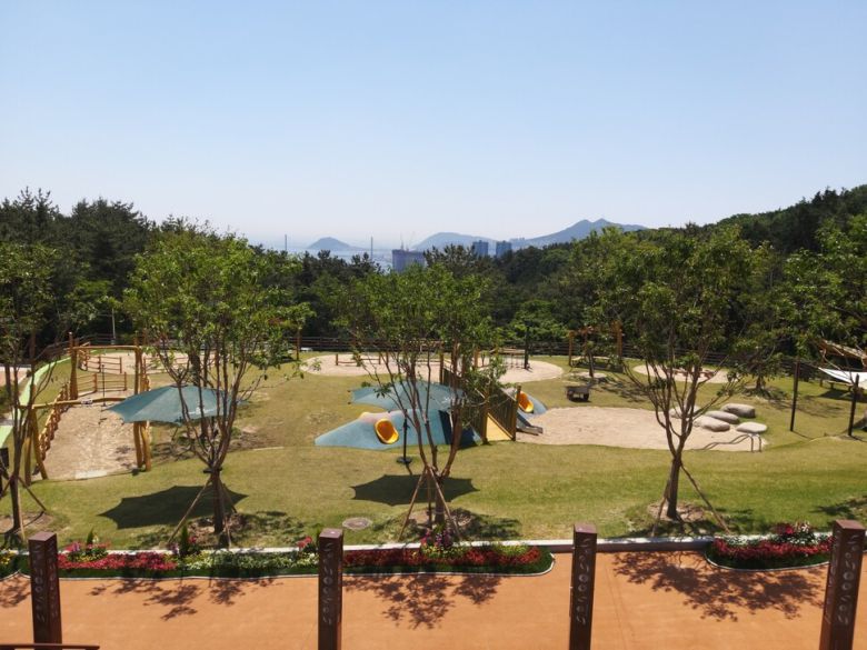 부산 동구 수정산꿈자람터는 3개의 놀이터가 계단식으로 만들어졌다. 생태놀이터엔 곤충호텔 등 11종류의 놀이기구가 있다. 김광수 기자