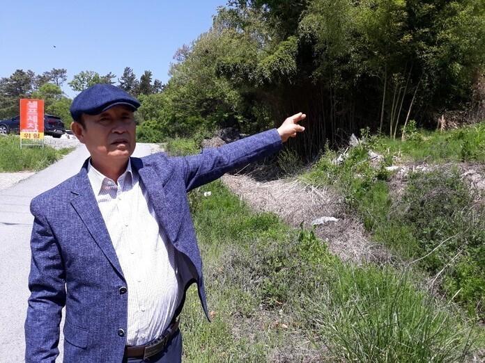 광주 남구 송암동 송암공단 안 연탄공장 관리부장으로 근무했던 류시열(76)씨가 지난 3일 남구 송암동 오케이자동차학원 옆 빈터를 가리키며 민간인 학살 의혹에 관해 이야기하고 있다. 정대하 기자 daeha@hani.co.kr