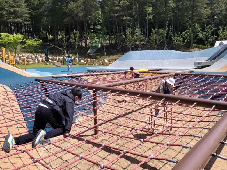 부산 수정산꿈자람터 모험놀이터에서 아이들이 그물을 타고 있다. 김광수 기자