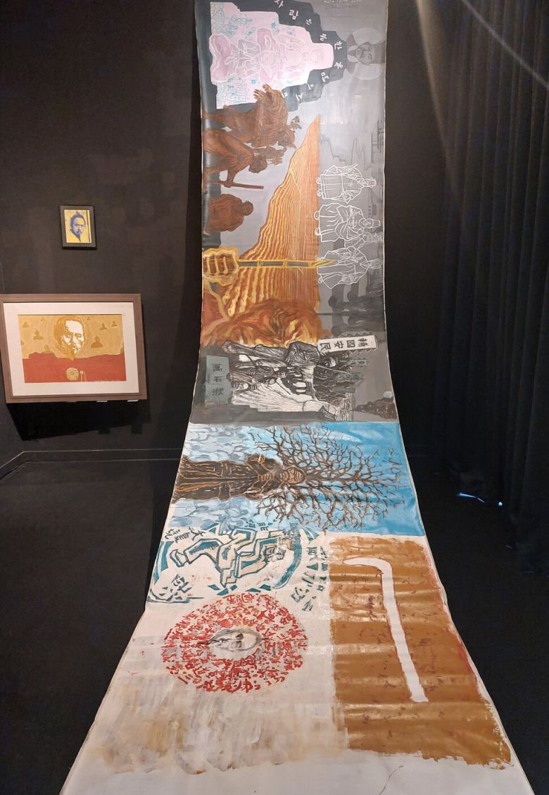 동곡미술관 1층 안쪽 전시공간을 차지한 민중미술 원로작가 김정헌씨의 미완성 두루마리 그림 ‘동학농민전쟁’. 불과 석달여 전 출품요청을 받고 작업을 시작한 7m짜리 신작이다. 결국 작가는 작업을 마무리짓지 못하고 말미에 1m가량의 공백과 일부 드로잉 흔적만 남긴 미완성 상태로 전시장에 내놓았다. 노형석 기자