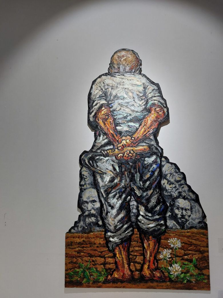 은암미술관에 마련된 36회 오월전의 주요 출품작 가운데 하나인 울산 지역 작가 송주웅씨의 올해 신작 ‘낫을 벼리고’. 노형석 기자