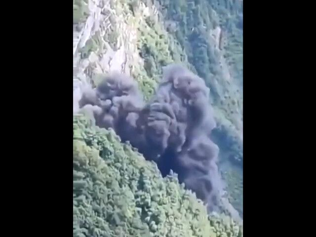 19일(현지시각) 에브라힘 라이시 이란 대통령가 탄 헬기 추락 사고 소식이 전해진 뒤 사회관계망서비스(SNS)에 라이시 대통령이 탄 헬기라고 주장한 헬기 한대가 산 중턱에 추락해 검은 연기를 내뿜고 있는 영상이 퍼지고 있다. 다만 이 영상은 2022년 7월 미국 조지아에서 추락한 경찰 구조 헬기 영상인 것으로 확인됐다고 영국 비비시(BBC)는 전했다. 트위터 갈무리