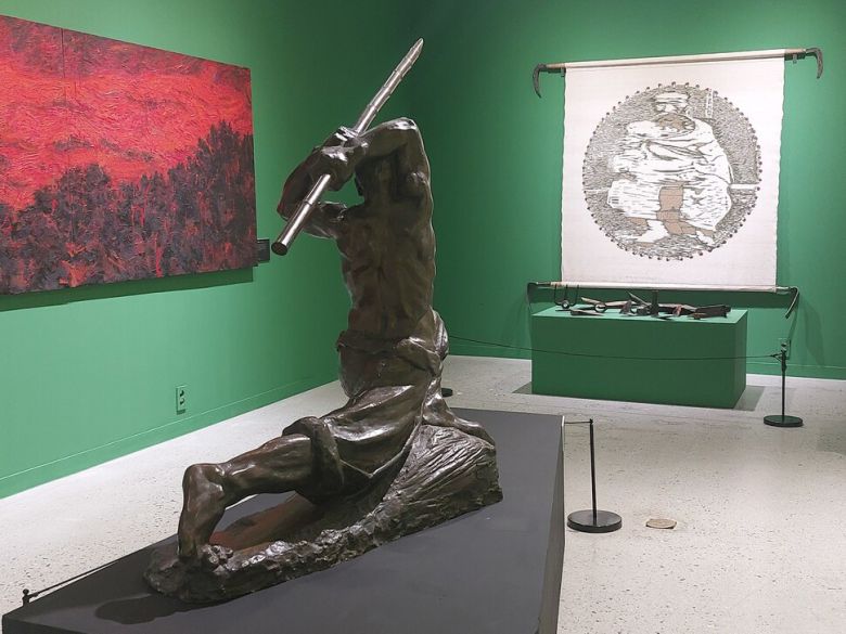 동학농민혁명 130주년 기념전이 열리고 있는 광주 광산구 동곡미술관 1층 안쪽 전시장.  가운데 놓인 구본주 조각가의 대표작 ‘갑오농민전쟁3’(1994)을 중심으로 왼쪽 벽에 송필용 작가의 큰 그림 ‘땅의 역사-황토편’(1990)이 내걸렸다. 조각상 앞쪽에는 동학 2대 교주 최시형의 모습을 그린 화폭 천을 곡괭이와 낫자루에 걸어 실제 낫, 쟁기, 갈고리 등과 함께 펼쳐놓은 김홍주 작가의 그림 설치작품 ‘무제’(1993)가 보인다. 노형석 기자