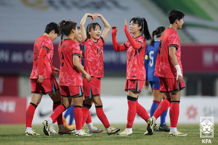 장슬기(가운데)를 비롯한 여자 축구 대표팀 선수들이 지난 4월 이천에서 열린 필리핀과 친선경기에서 득점 후 기뻐하고 있다. 대한축구협회 제공