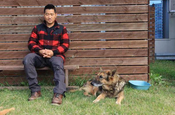 2022년 세상을 떠난 반려견 ‘레오’와 강형욱 대표. 강형욱 인스타그램 갈무리