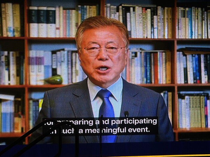 문재인 전 대통령의 영상 축사가 23일 재미동포 단체 미주민주참여포럼이 워싱턴에서 개최한 ‘2024 코리아 피스 콘퍼런스’에서 상영되고 있다.