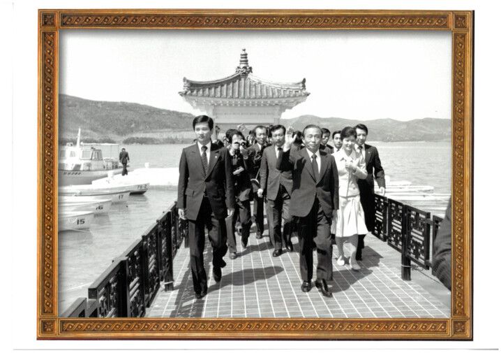 1979년 4월12일 박정희 전 대통령이 보문관광단지 안 관광역사공원을 둘러보는 모습. 경상북도문화관광공사 제공