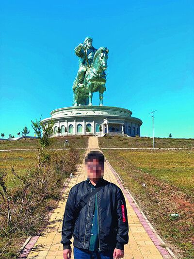 2021년 가을 김호준씨가 몽골 수도 울란바토르에서 동쪽으로 54㎞ 거리에 있는 초대형 칭기즈칸 기마동상(40m) 앞에 섰다. 김호준 제공
