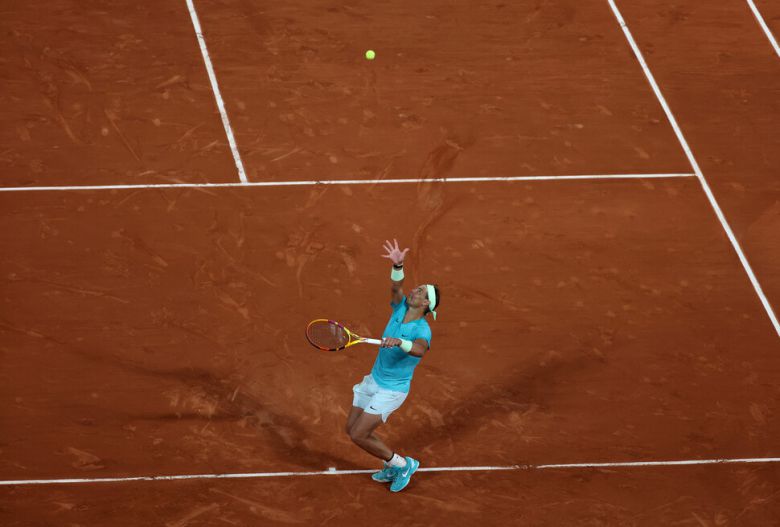 라파엘 나달(스페인)이 27일(현지시각) 프랑스 파리 롤랑가로스에서 열린 프랑스오픈 남자 단식 1라운드에서 알렉산더 즈베레프에게 서브를 하고 있다. 파리/UPI 연합뉴스