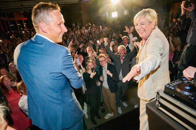 지난 2일 아이슬란드 대통령 후보 할라 토마스도티르가 당선 직후 지지자들과 기쁨을 나누고 있다. AFP 연합뉴스