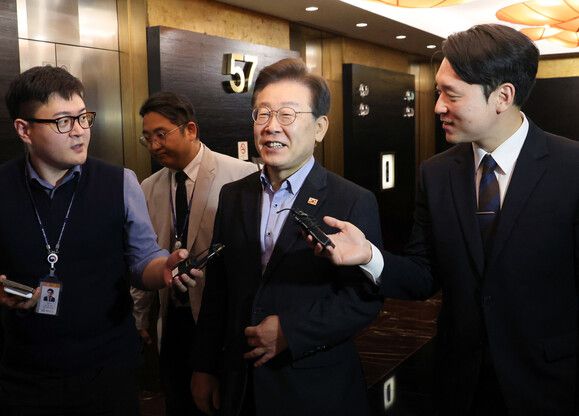 이재명 더불어민주당 대표가 3일 5선 의원들과의 오찬 행사를 위해 여의도 63빌딩 내 중식당으로 들어가던 중 기자들의 질문에 답하고 있다. 연합뉴스