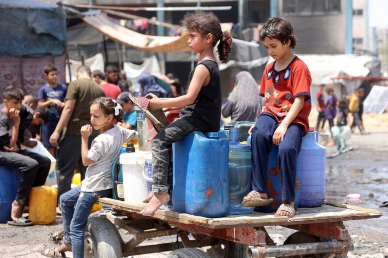 지난 3일 팔레스타인 가자지구 북부 자발리아 난민촌에서 어린이들이 물을 얻기 위해 기다리고 있다. 자발리아/AFP 연합뉴스