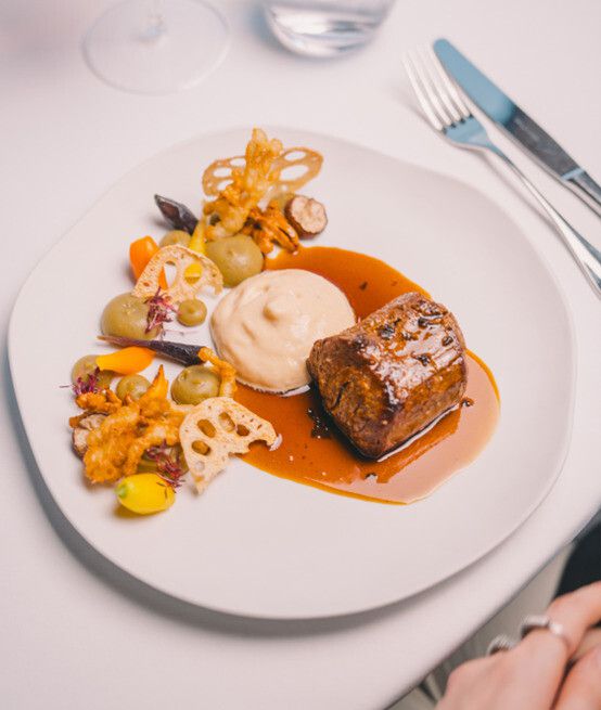 ‘바론 플랫게이트’의 음식.` 와우\' 제공