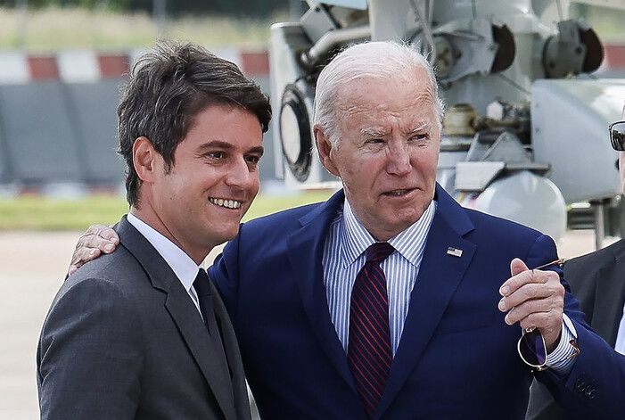 노르망디 상륙작전 80돌 기념식에 참석하려고 5일 프랑스 파리 오를리공항에 도착한 조 바이든 미국 대통령이 가브리엘 아탈 프랑스 총리의 영접을 받고 있다. 파리/UPI 연합뉴스