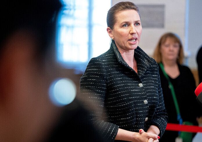 덴마크 총리 메테 프레데릭슨이 지난해 2월 28일(현지시각) 의회에서 회의를 마친 뒤 발언하고 있다. 코펜하겐/로이터 연합뉴스