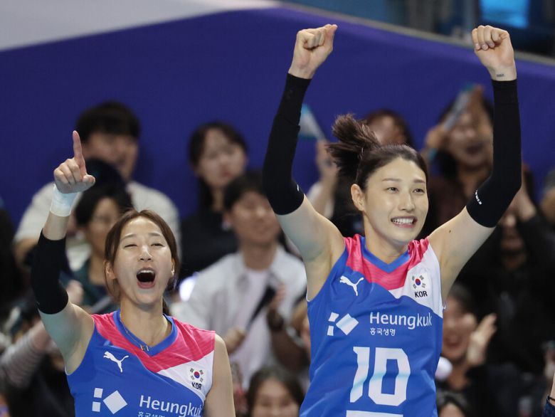 8일 서울 송파구 잠실실내체육관에서 열린 김연경의 국가대표 은퇴 경기에서 김연경이 팀의 득점에 환호하고 있다. 연합뉴스