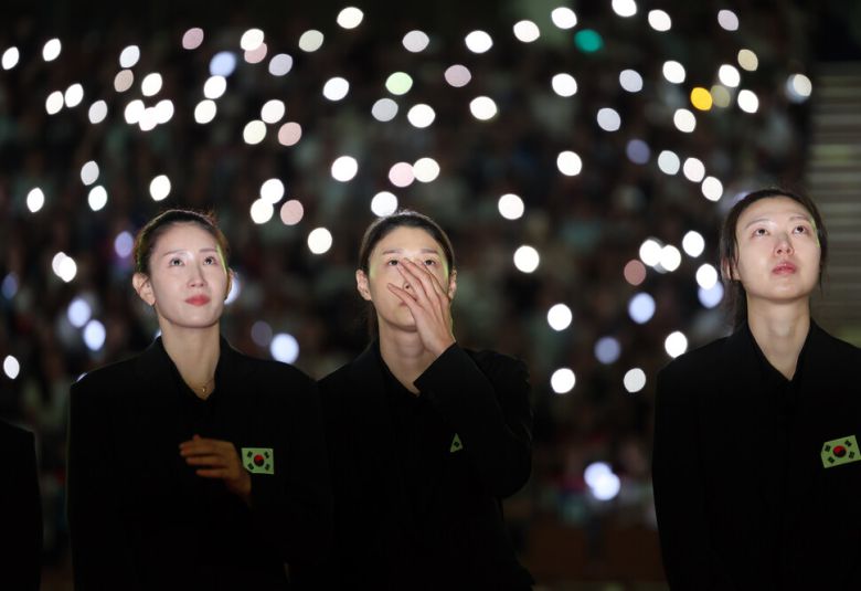 김연경이 8일 서울 송파구 잠실실내체육관에서 열린 국가대표 은퇴식에서 헌정 영상을 보며 눈가를 닦아내고 있다. 연합뉴스