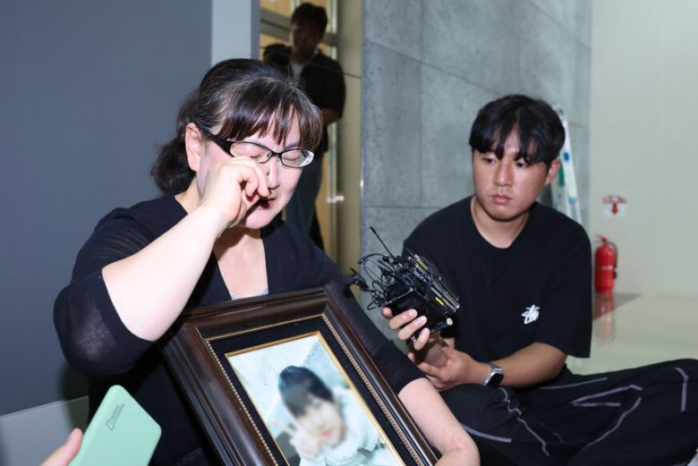 권경애 변호사의 재판 불출석으로 소송에서 진 학교폭력 피해자 유족 이기철씨가 2023년 6월19일 오후 권 변호사에 대한 징계위원회가 열리는 서울 서초구 대한변호사협회 회관에서 징계위원을 기다리며 눈물을 흘리고 있다. 연합뉴스