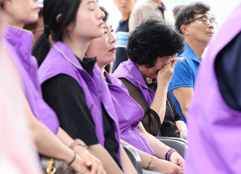 6월 생일 희생자 추모제에서 희생자의 친구가 피리로 가수 이선희의 ‘인연’을 연주하자 유가족이 눈물 흘리고 있다. 김영원 기자