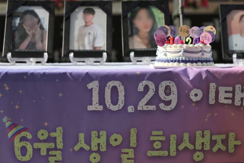 6월 생일 희생자 추모제가 열려 희생자들의 영정 앞에 케이크가 놓여 있다. 김영원 기자