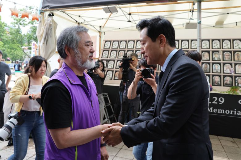 오 시장(오른쪽)이 조문한 뒤 이정민 10·29 이태원 참사 유가족협의회 운영위원장과 악수하고 있다. 김영원 기자