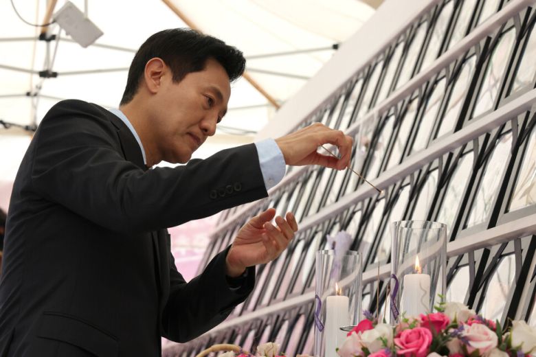 오 시장이 조문하고 있다. 김영원 기자