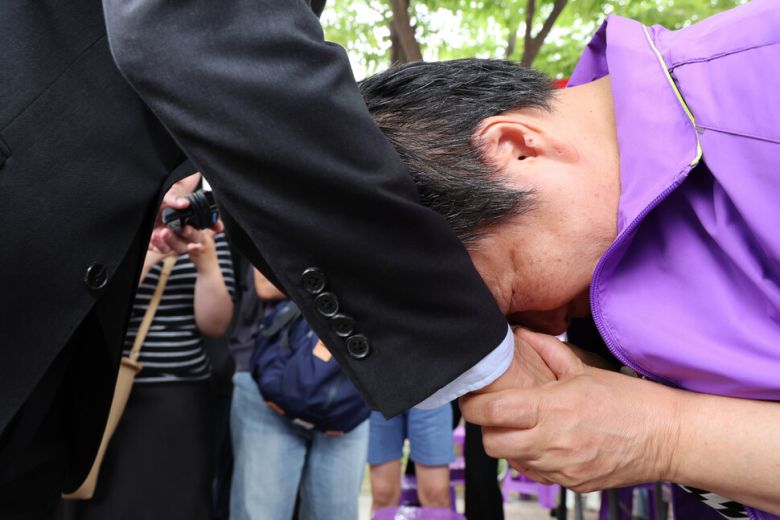 박태월씨가 오 시장의 손을 잡고 눈물 흘리고 있다. 김영원 기자