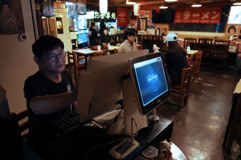 지난 10일 서울 동대문구에서 라멘집을 운영하는 정의석씨가 저녁 장사 마감을 앞두고 하루 매출을 확인하고 있다. 백소아 기자 thanks@hani.co.kr