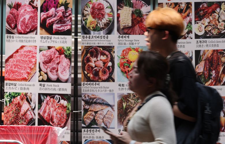 지난 11일 한국소비자원 가격정보 종합포털에선 외식 대표 메뉴인 삼겹살 1인분 가격이 2만83원을 기록하며, 처음으로 2만원을 넘어섰다. 사진은 이날 서울 시내 한 음식점의 차림판 모습. 연합뉴스