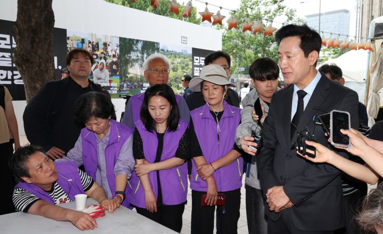 오 시장이 조문한 뒤 유가족 앞에서 위로의 말을 하고 있다. 김영원 기자